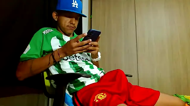 Snapshot of skinny23cm chatting on 03.22.25 skinny23cm online show from 03.22.25