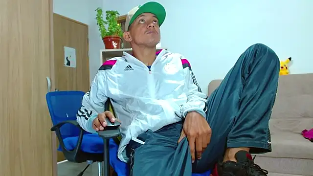 Snapshot of skinny23cm chatting on 10.09.25 skinny23cm online show from 10.09.25