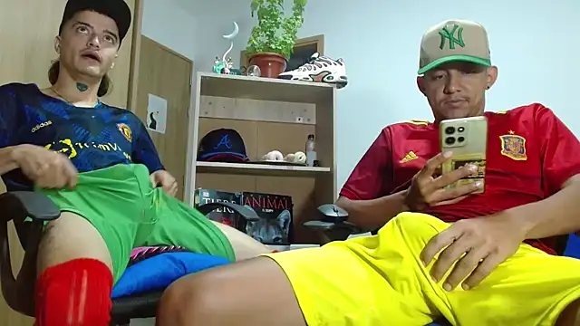 Snapshot of skinny23cm chatting on 10.30.25 skinny23cm online show from 10.30.25