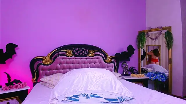 Snapshot of BellaHex chatting on 10.17.25 BellaHex online show from 10.17.25