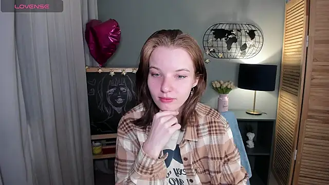 Snapshot of Madelaineses chatting on 09.14.25 Madelaineses online show from 09.14.25