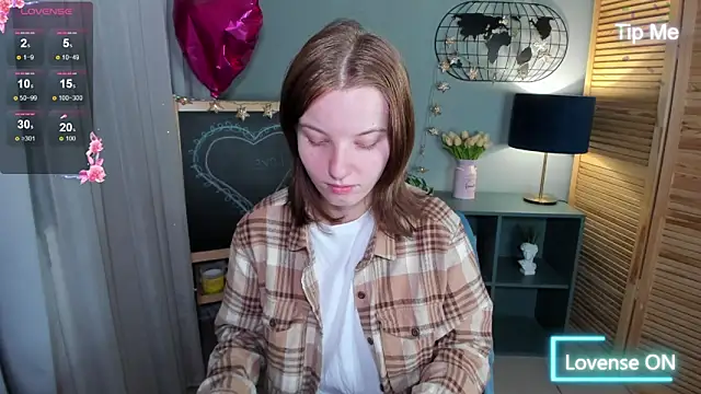Snapshot of Madelaineses chatting on 09.23.25 Madelaineses online show from 09.23.25
