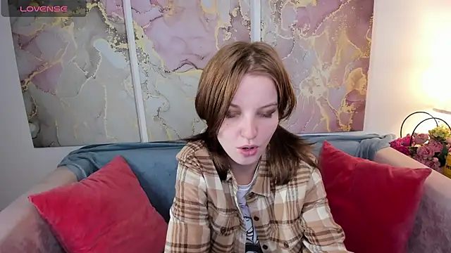 Snapshot of Madelaineses chatting on 09.28.25 Madelaineses online show from 09.28.25