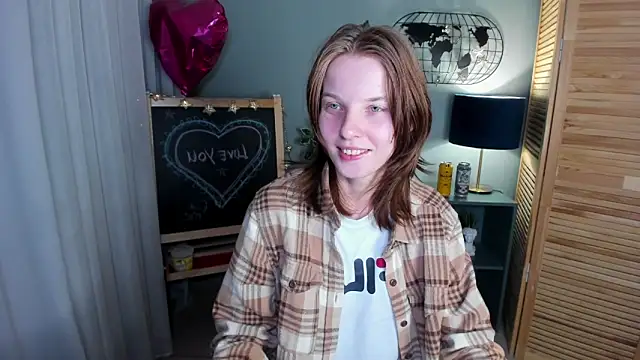 Snapshot of Madelaineses chatting on 10.04.25 Madelaineses online show from 10.04.25