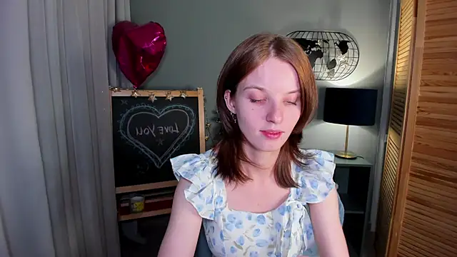 Snapshot of Madelaineses chatting on 10.05.25 Madelaineses online show from 10.05.25