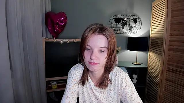 Snapshot of Madelaineses chatting on 10.12.25 Madelaineses online show from 10.12.25