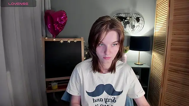 Snapshot of Madelaineses chatting on 10.14.25 Madelaineses online show from 10.14.25