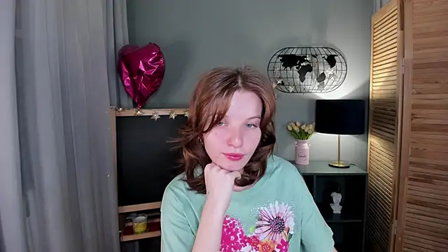 Snapshot of Madelaineses chatting on 10.16.25 Madelaineses online show from 10.16.25
