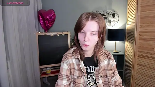 Snapshot of Madelaineses chatting on 10.17.25 Madelaineses online show from 10.17.25