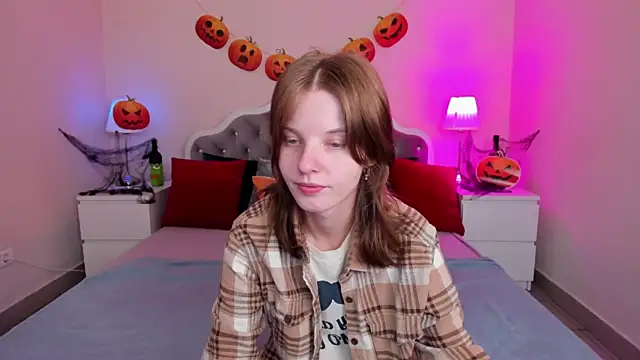 Snapshot of Madelaineses chatting on 10.22.25 Madelaineses online show from 10.22.25