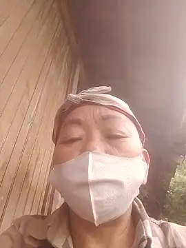 Snapshot of VangLe73 chatting on 10.31.25 VangLe73 online show from 10.31.25