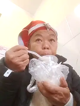 Snapshot of VangLe73 chatting on 12.21.25 VangLe73 online show from 12.21.25