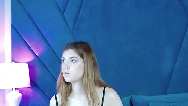 Snapshot of Evelisse chatting on 06.19.26 Evelisse online show from 06.19.26