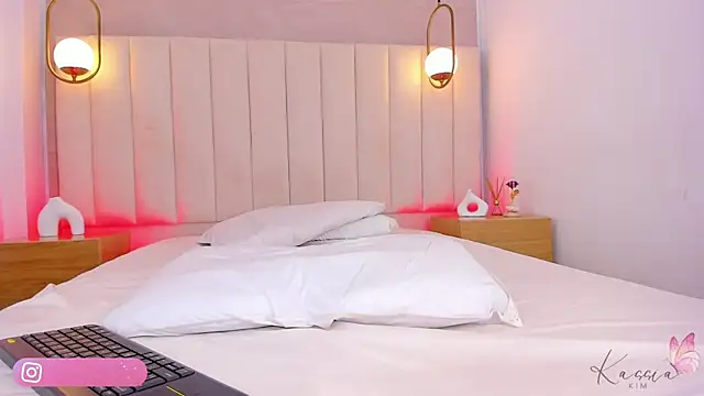 Snapshot of kassia_kim chatting on 10.04.25 kassia kim online show from 10.04.25