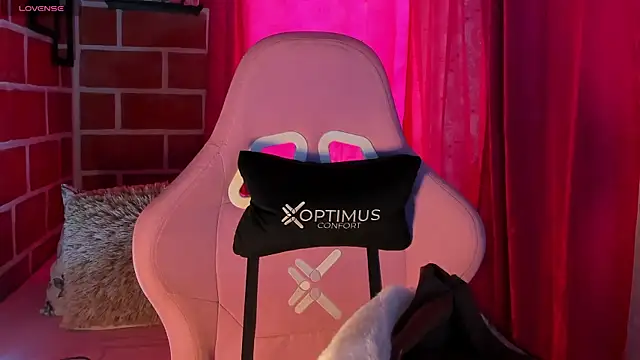 Snapshot of MelanyOconner chatting on 10.28.25 MelanyOconner online show from 10.28.25