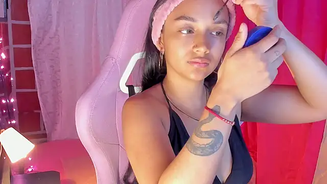 Snapshot of MelanyOconner chatting on 02.16.26 MelanyOconner online show from 02.16.26