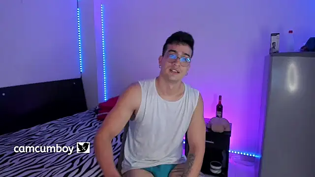 Snapshot of CamCumBoy chatting on 10.09.25 CamCumBoy online show from 10.09.25