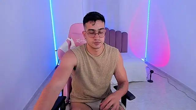 Snapshot of CamCumBoy chatting on 10.20.25 CamCumBoy online show from 10.20.25