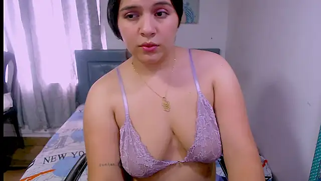 Snapshot of sarah_aguilar chatting on 09.17.25 sarah aguilar online show from 09.17.25