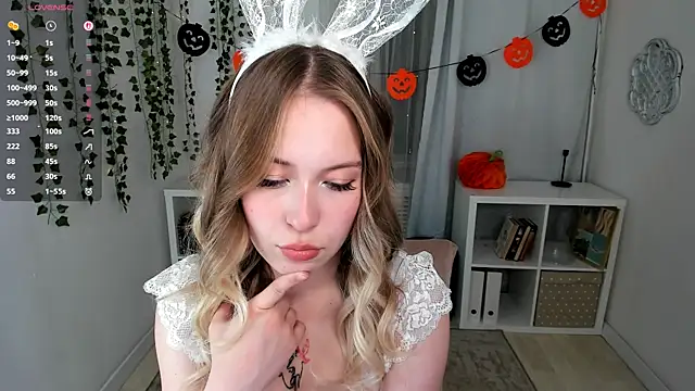 Snapshot of LanaRoselle chatting on 10.31.25 LanaRoselle online show from 10.31.25