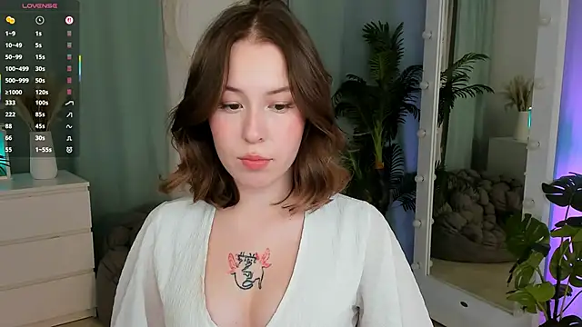 Snapshot of LanaRoselle chatting on 12.04.25 LanaRoselle online show from 12.04.25