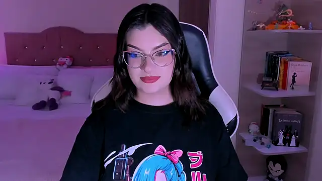 Snapshot of OphelianaRose33 chatting on 12.19.25 OphelianaRose33 online show from 12.19.25