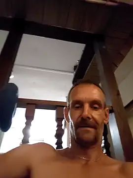 Snapshot of Hungwell1515 chatting on 10.19.25 Hungwell1515 online show from 10.19.25