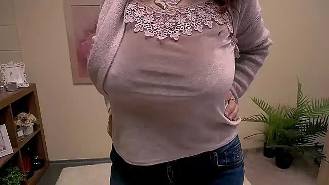 Snapshot of TwoBigSuns chatting on 03.20.26 TwoBigSuns online show from 03.20.26