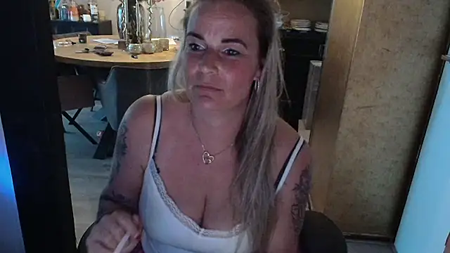 Mrs-Aurora online show from 04.27.26