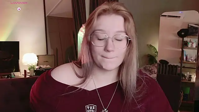 Snapshot of Morvelyn chatting on 06.26.26 Morvelyn online show from 06.26.26