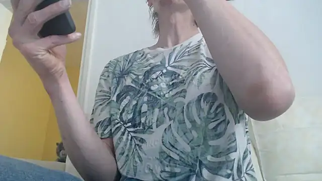 Snapshot of k74robert chatting on 11.06.25 k74robert online show from 11.06.25