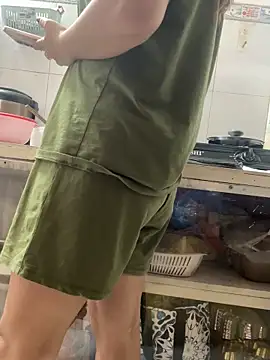 Snapshot of sharon-Hanna chatting on 12.17.25 sharon-Hanna online show from 12.17.25