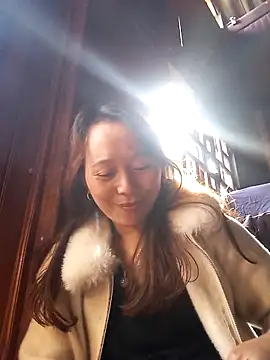 Snapshot of Bianly chatting on 12.19.25 Bianly online show from 12.19.25