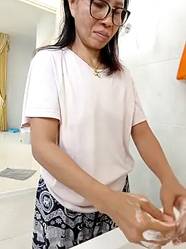 Mama Eva 1 online show from 12.23.25