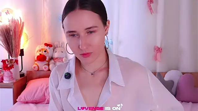 Snapshot of MaudAle chatting on 05.19.26 MaudAle online show from 05.19.26