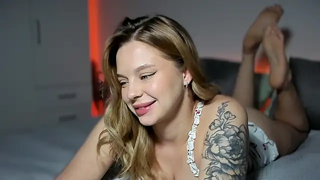 Snapshot of LilyFlamee chatting on 02.11.26 LilyFlamee online show from 02.11.26