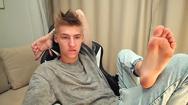 Snapshot of MrSexyCum4U chatting on 09.12.25 MrSexyCum4U online show from 09.12.25