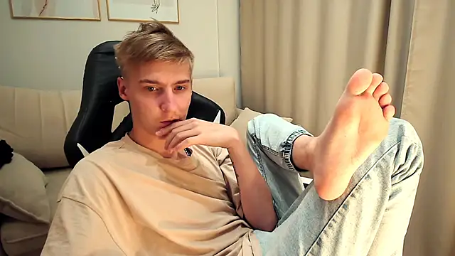 Snapshot of MrSexyCum4U chatting on 09.27.25 MrSexyCum4U online show from 09.27.25