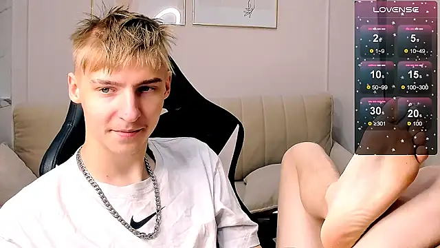 Snapshot of MrSexyCum4U chatting on 10.17.25 MrSexyCum4U online show from 10.17.25