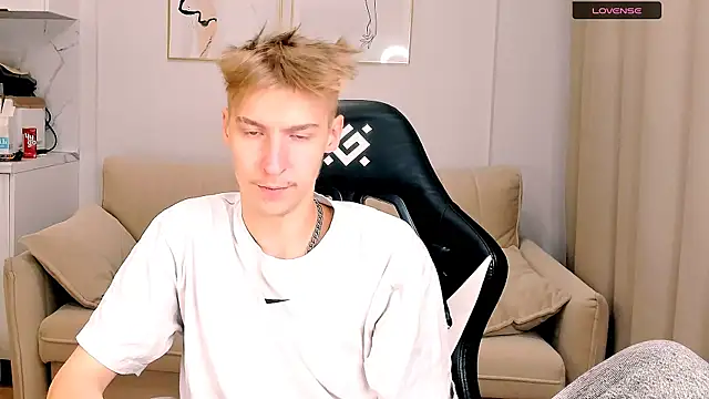 Snapshot of MrSexyCum4U chatting on 10.21.25 MrSexyCum4U online show from 10.21.25