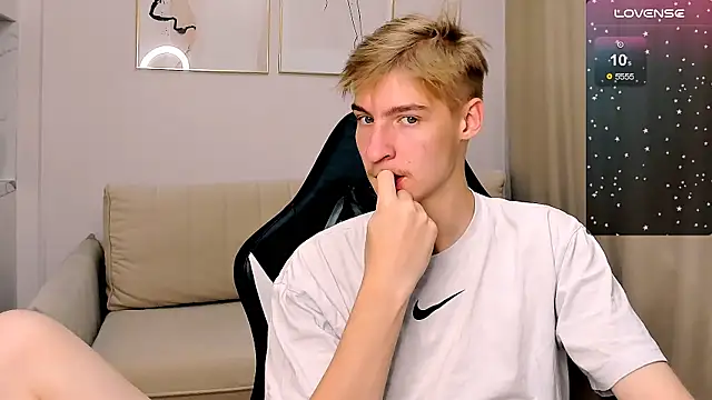 Snapshot of MrSexyCum4U chatting on 11.04.25 MrSexyCum4U online show from 11.04.25