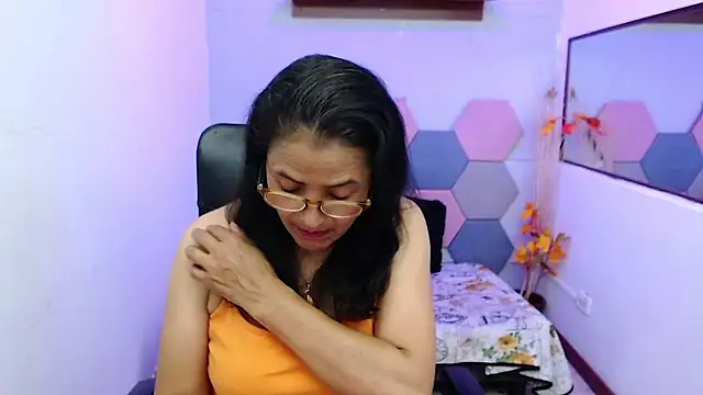 Snapshot of AmandaPeet chatting on 09.20.25 AmandaPeet online show from 09.20.25