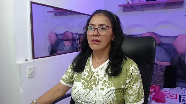 Snapshot of AmandaPeet chatting on 10.18.25 AmandaPeet online show from 10.18.25