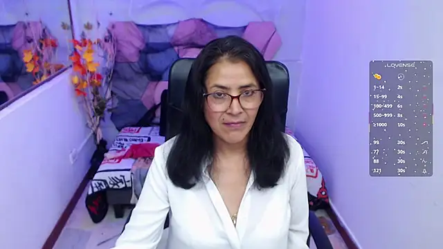 Snapshot of AmandaPeet chatting on 10.27.25 AmandaPeet online show from 10.27.25