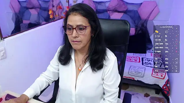 Snapshot of AmandaPeet chatting on 10.29.25 AmandaPeet online show from 10.29.25