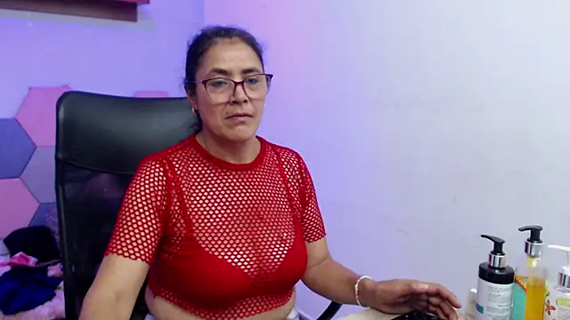 Snapshot of AmandaPeet chatting on 11.17.25 AmandaPeet online show from 11.17.25