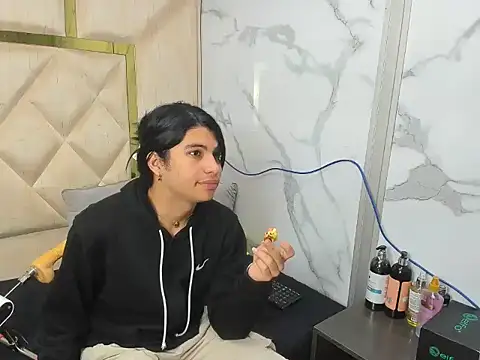 Snapshot of Allisonts69 chatting on 09.24.25 Allisonts69 online show from 09.24.25