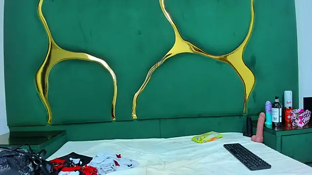 Snapshot of Allisonts69 chatting on 11.04.25 Allisonts69 online show from 11.04.25