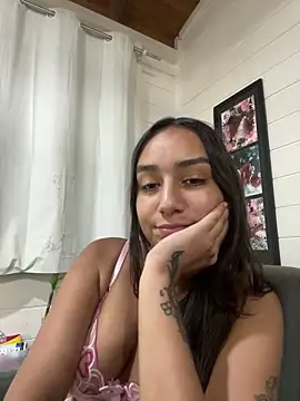 Snapshot of hannahhotwife chatting on 03.20.26 hannahhotwife online show from 03.20.26