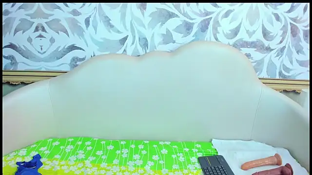 Snapshot of mishell_lovely chatting on 12.14.25 mishell lovely online show from 12.14.25